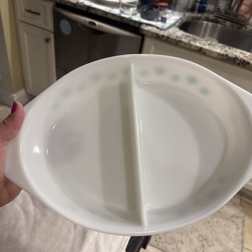 PYREX Casserole 1 1/2 Qt Snowflake White Oval Divided Dish No Lid Vintage - Picture 3 of 6